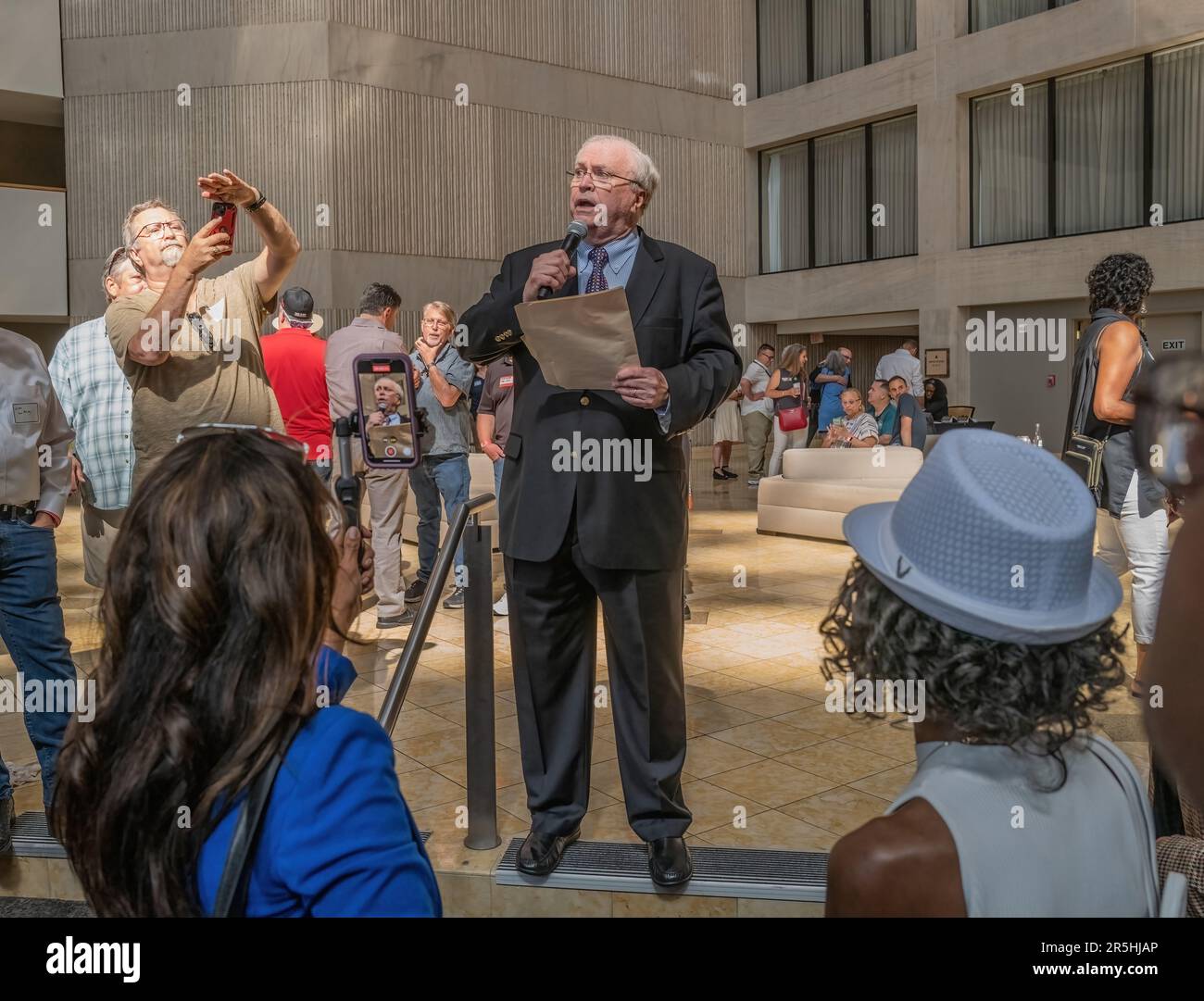 ATLANTA, GA – 1. Juni 2023: Tom Johnson, ehemaliger Chief Executive Officer von CNN, liest einen Brief von Ted Turner im Omni Atlanta Hotel am CNN Center. Stockfoto