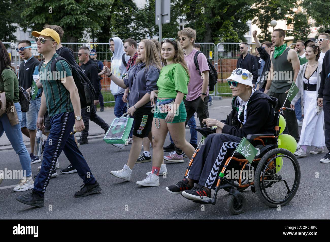 Warschau, Polen. 03. Juni 2023. Eine Frau im Rollstuhl nimmt am XX. Marsch zur Befreiung von Marijuana Teil. Am Samstag fand in Warschau der XX. Marsch zur Befreiung von Marijuana statt. Seit zwanzig Jahren versuchen Teilnehmer und Organisatoren, die Öffentlichkeit über die Vorteile der Legalisierung und die Notwendigkeit einer Änderung der Drogenpolitik in Polen aufzuklären. Kredit: SOPA Images Limited/Alamy Live News Stockfoto