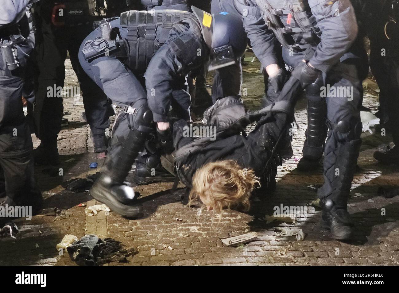 Leipzig, Deutschland. 04. Juni 2023. Die Polizei nimmt einen Demonstranten in Gewahrsam. Während der Demonstrationen gegen die linke Szene im Zusammenhang mit dem Lina-Prozess gab es am Wochenende Aufstände zwischen Kapuzenmenschen und der Polizei im Connewitz-Bezirk. Kredit: Sebastian Willnow/dpa/Alamy Live News Stockfoto