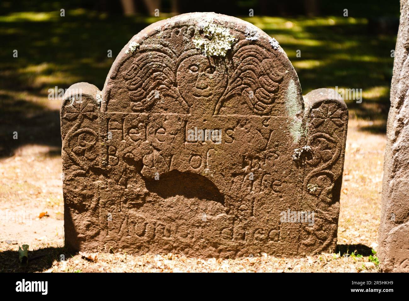 Foto eines sehr alten, alten, antiken Grabsteins auf dem historischen Grove Street Cemetery, einem der ältesten Grabstätten in New Haven, Connecticut, USA. Stockfoto