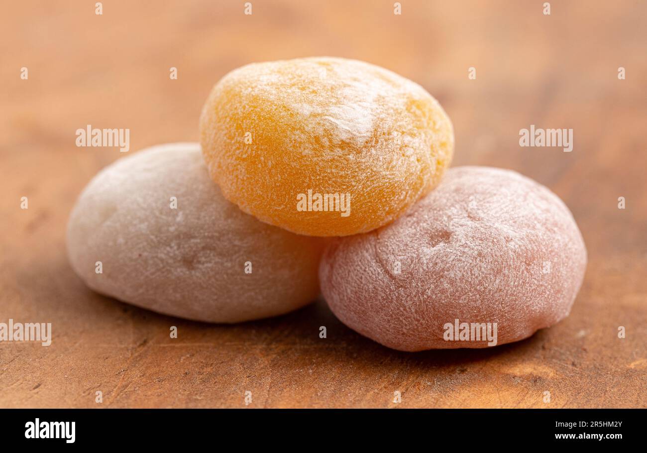 Ein Stapel Mochi-Teigtaschen mit Fruchtfüllung Stockfoto