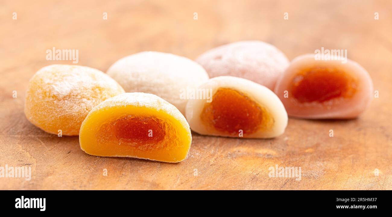 Eine Reihe von Mochi-Teigtaschen mit Fruchtfüllung Stockfoto