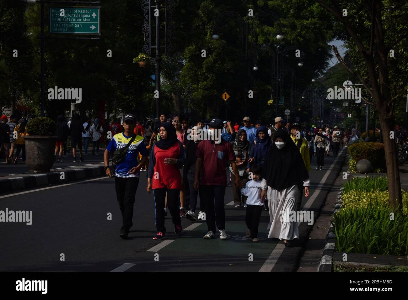 Bandung, West Java, Indonesien. 4. Juni 2023. Menschen führen autofreie Tagesaktivitäten auf Jalan Dago, Bandung, durch. Die Stadtverwaltung Bandung führte heute nach 3 Jahren Pandemie offiziell einen autofreien Testlauf durch. Kredit: Dimas Rachmatsyah/Alamy Live News Stockfoto