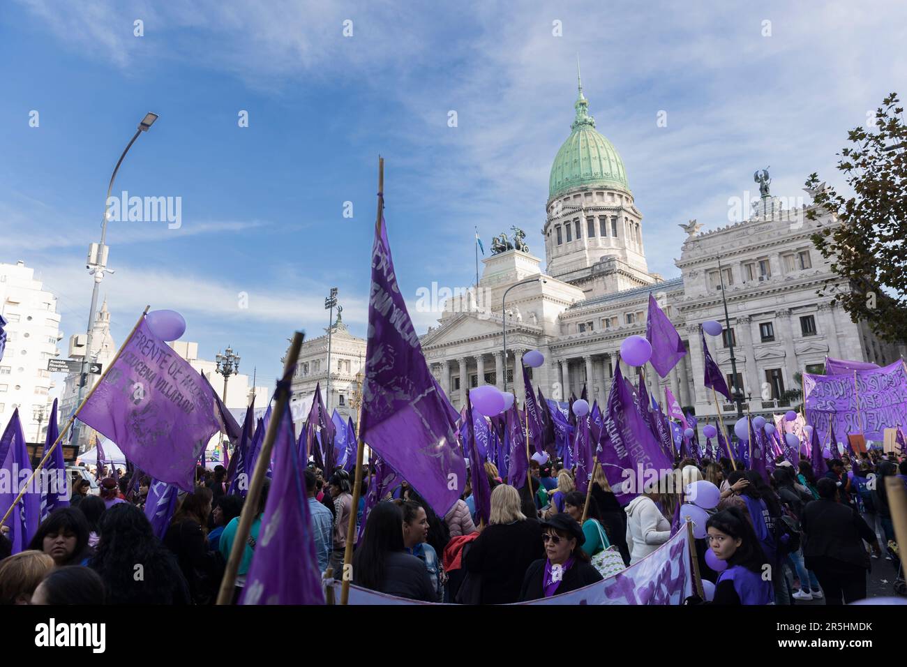 Buenos Aires, Argentinien. 3. Juni 2023. Die feministische Aktivistin Ni Una Menos (nicht eine [Frau] weniger), Das ist ein Protestkollektiv, das sich gegen Gewalt gegen Frauen und ihre schwerwiegendste und sichtbarste Konsequenz, den Frauenmord, richtet, hielt die 9. Ausgabe der nationalen Mobilisierung vor dem Nationalkongress unter dem Motto "Wir wollen uns lebendig, frei und ohne Schulden. Mit dieser Justizmacht gehört sie nicht Ni Una Menos. (Kredit: Esteban Osorio/Alamy Live News) Stockfoto