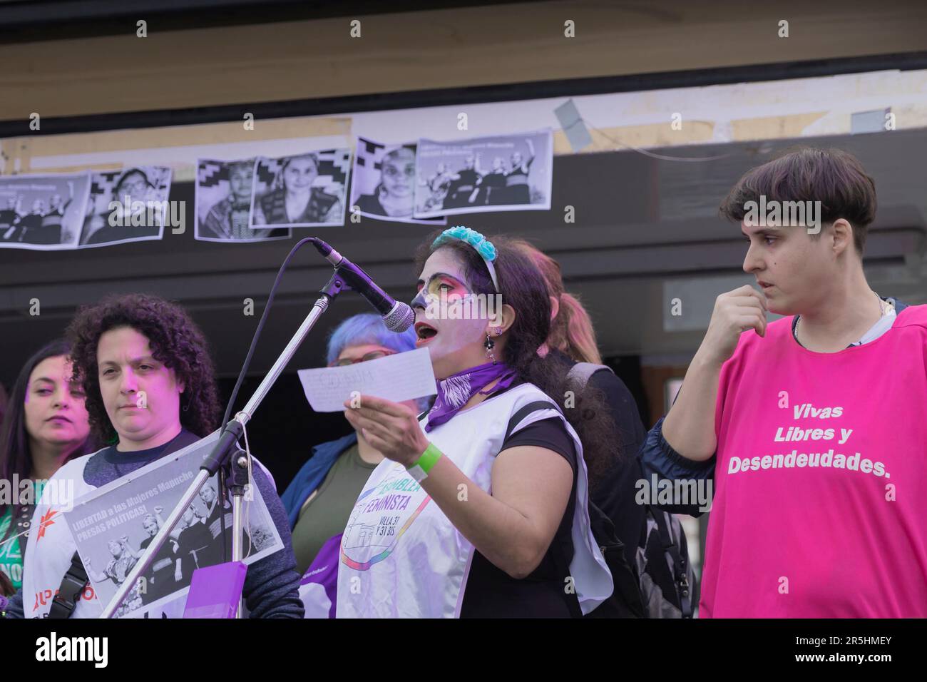 Buenos Aires, Argentinien. 3. Juni 2023. Die feministische Aktivistin Ni Una Menos (nicht eine [Frau] weniger), Das ist ein Protestkollektiv, das sich gegen Gewalt gegen Frauen und ihre schwerwiegendste und sichtbarste Konsequenz, den Frauenmord, richtet, hielt die 9. Ausgabe der nationalen Mobilisierung vor dem Nationalkongress unter dem Motto "Wir wollen uns lebendig, frei und ohne Schulden. Mit dieser Justizmacht gehört sie nicht Ni Una Menos. Am Ende des Aktes wurde ein Dokument mit verschiedenen Arten von Ansprüchen gelesen. (Kredit: Esteban Osorio/Alamy Live News) Stockfoto