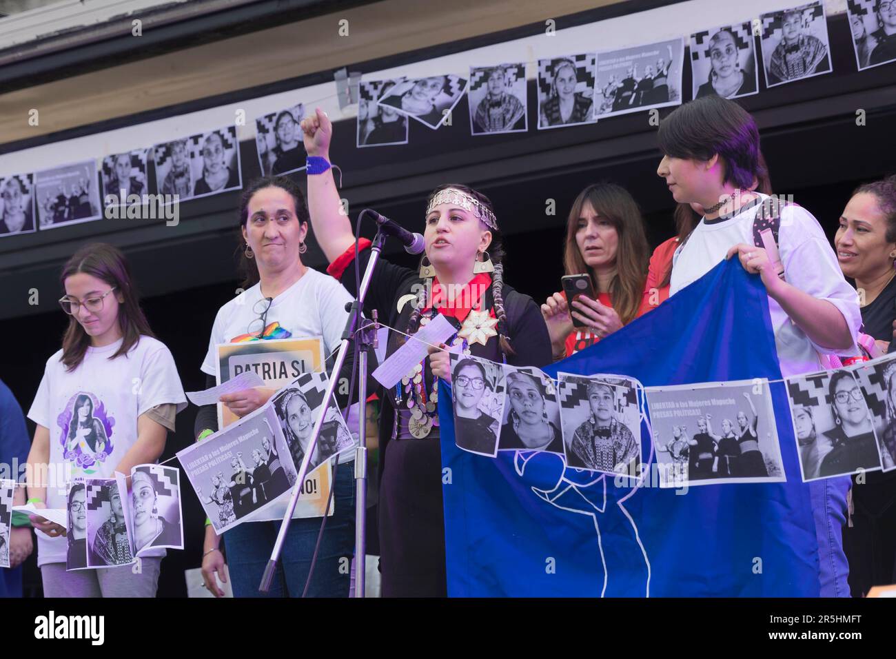 Buenos Aires, Argentinien. 3. Juni 2023. Die feministische Aktivistin Ni Una Menos (nicht eine [Frau] weniger), Das ist ein Protestkollektiv, das sich gegen Gewalt gegen Frauen und ihre schwerwiegendste und sichtbarste Konsequenz, den Frauenmord, richtet, hielt die 9. Ausgabe der nationalen Mobilisierung vor dem Nationalkongress unter dem Motto "Wir wollen uns lebendig, frei und ohne Schulden. Mit dieser Justizmacht gehört sie nicht Ni Una Menos. Am Ende des Aktes wurde ein Dokument mit verschiedenen Arten von Ansprüchen gelesen. (Kredit: Esteban Osorio/Alamy Live News) Stockfoto