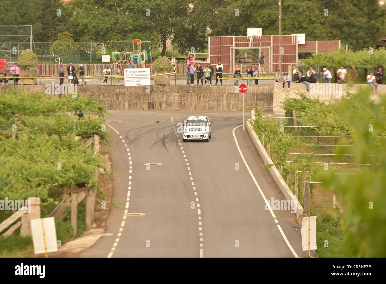 Pontevedra, Spanien. Juni 3. 2023. Die letzten Teilnehmer der Rallye von Pontvedra 5. fahren die letzte Kurve bis zur Ziellinie. Ende des Rennens. Kredit: Xan Gasalla / Alamy Live News. Stockfoto