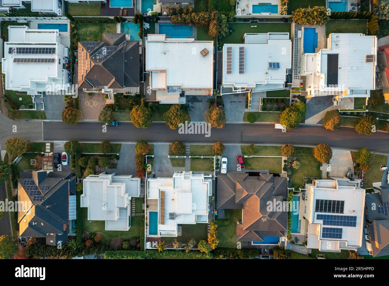 Am späten Nachmittag können Sie die modernen, gehobenen Häuser im Vorort Sydney, Australien, aus der Vogelperspektive bewundern Stockfoto