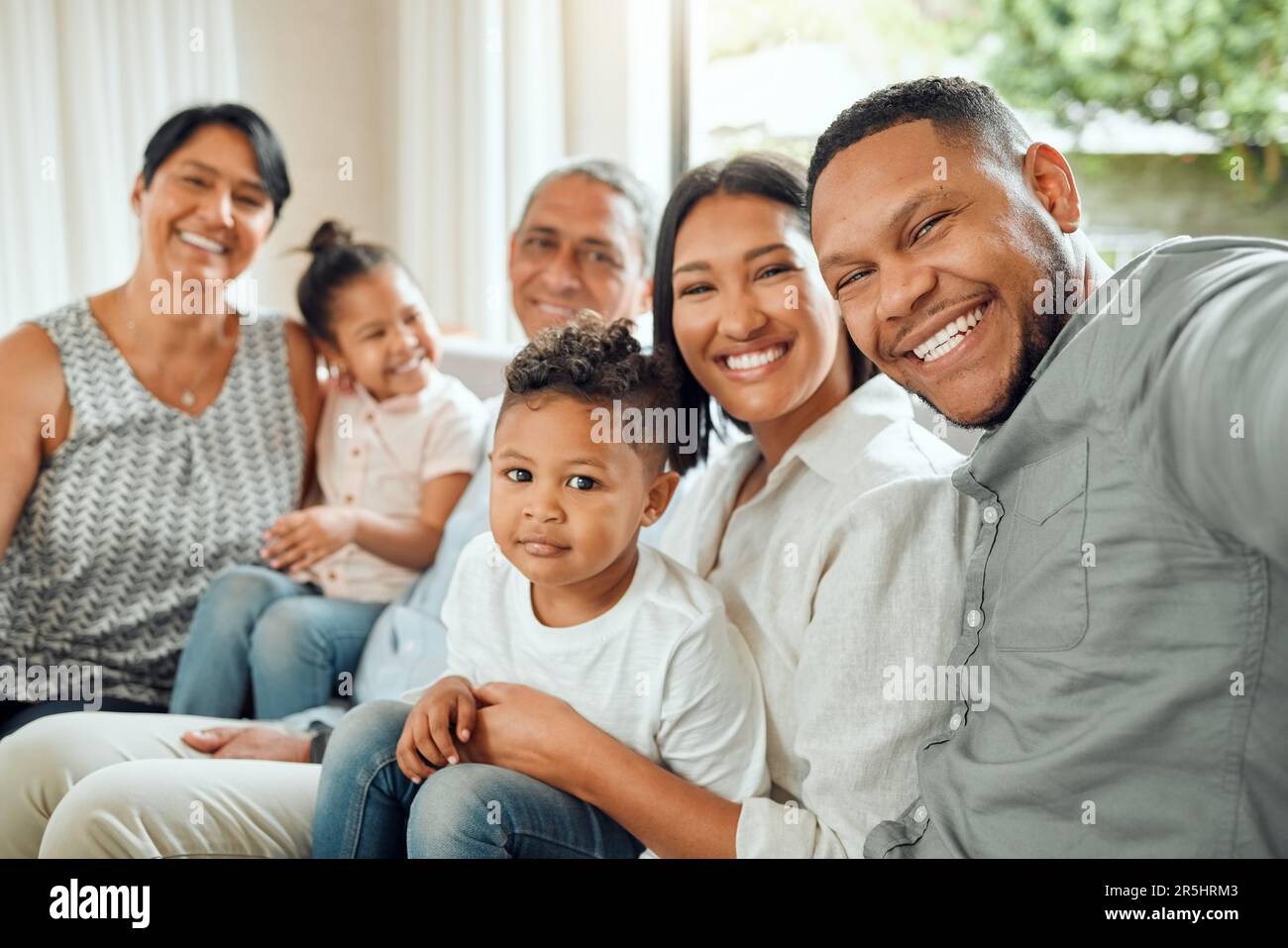 Familie im Selfie, Großeltern und Eltern mit Kindern entspannen mit