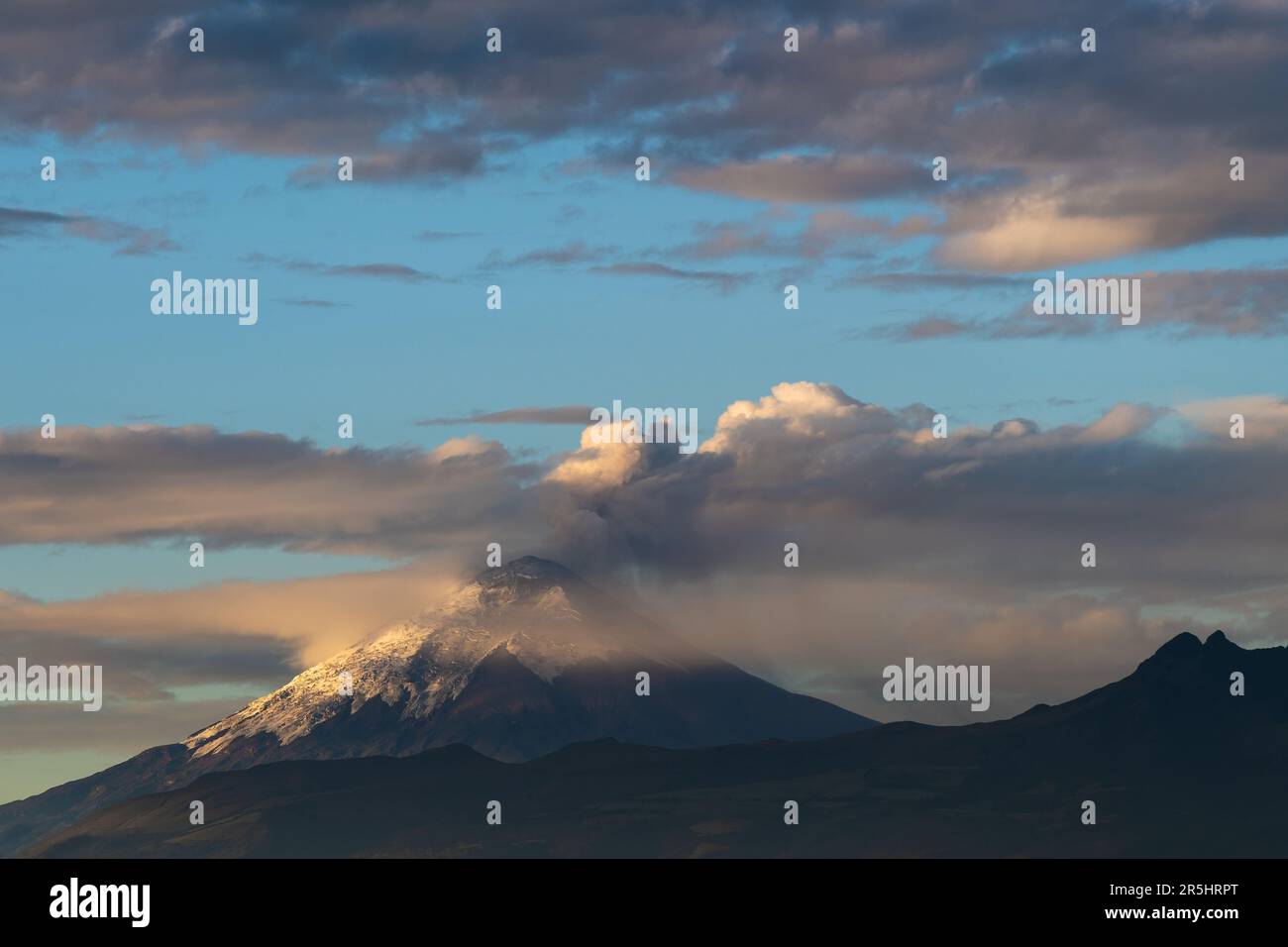 Vulkan Cotopaxi Explosion mit Aschewolke und Rauch bei Sonnenaufgang, Cotopaxi Nationalpark, Quito, Ecuador. Stockfoto