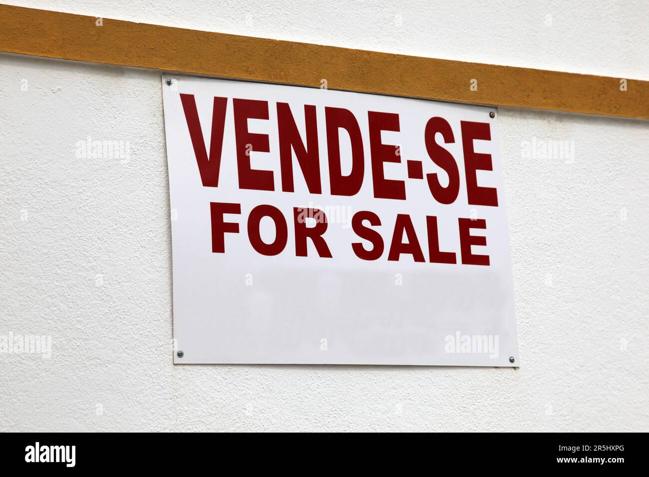 Verkaufszeichen auf Englisch und Portugiesisch Stockfoto