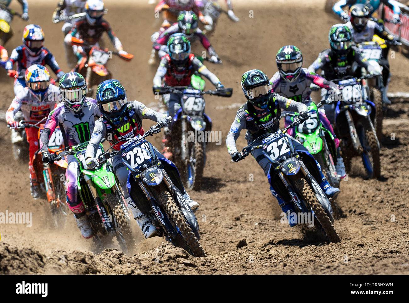 Sacramento, Kalifornien, USA. Juni 03 2023 Sacramento, CA USA Jett Reynolds(124) Justin Cooper(32) und Haiden Deegan(238)kämpft um das Loch während der AMA Pro Motocross Racing Hangtown Classic 250 Heat # 1 in Hangtown Sacramento, CA Thurman James/CSM(Kreditbild: © Thurman James/Cal Sport Media) CAL Live Sport Media News Stockfoto