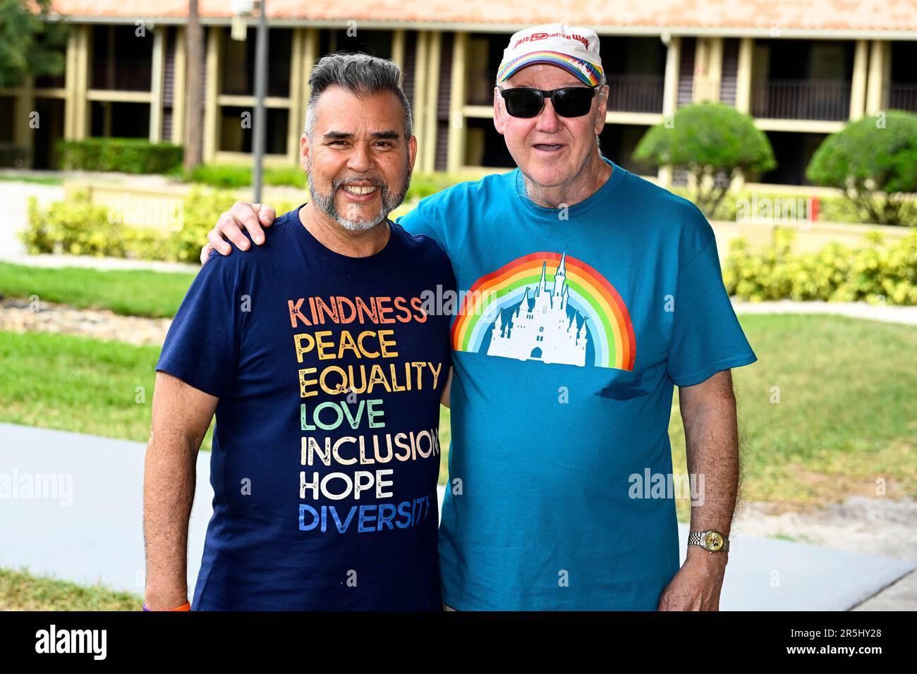 Einzelpersonen tragen Disney-T-Shirts mit Schriftzug, wenn sie an den Gay Days Aktivitäten in Orlando, Florida, am Samstag, den 3. Juni 2023 teilnehmen. Foto: Joe Marino/UPI Credit: UPI/Alamy Live News Stockfoto