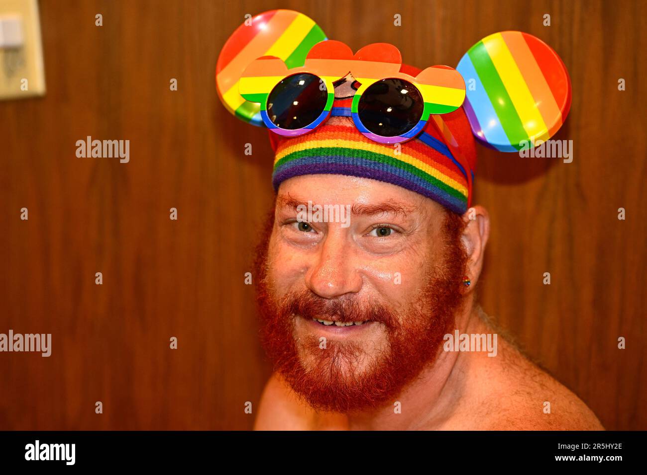 Mit Disney Ears nimmt eine Person am Samstag, den 3. Juni 2023, an den Gay Days-Aktivitäten in den Freizeitparks in Orlando, Florida, Teil. Foto: Joe Marino/UPI Credit: UPI/Alamy Live News Stockfoto