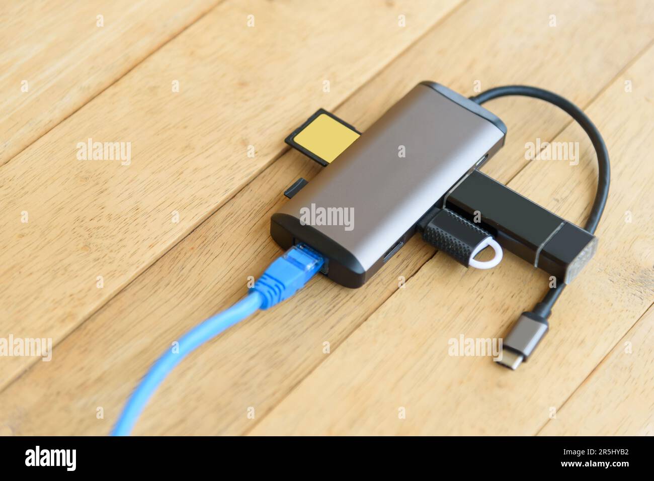 Der Typ-C-HUB 8 in 1 für den Anschluss beliebiger Geräte Stockfoto