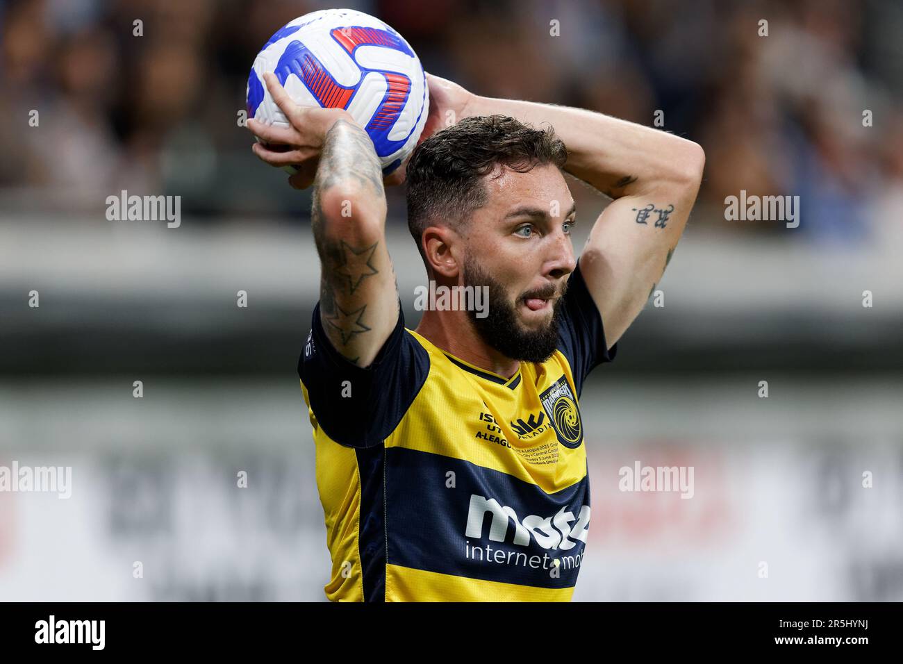 Sydney, Australien. 03. Juni 2023. Storm Roux von Central Coast Mariners bereitet sich darauf vor, den Ball während des Grand Final zwischen Melbourne City und Central Coast Mariners im CommBank Stadium am 3. Juni 2023 in Sydney, Australien, zu werfen. Credit: IOIO IMAGES/Alamy Live News Stockfoto