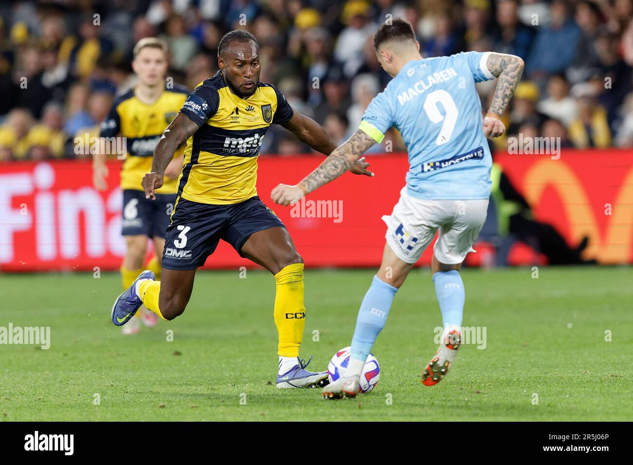 Sydney, Australien. 03. Juni 2023. Brian Kaltak von Central Coast Mariners tritt am 3. Juni 2023 im CommBank Stadium in Sydney, Australien, beim Grand Final Match zwischen Melbourne City und Central Coast Mariners um den Ball an. Credit: IOIO IMAGES/Alamy Live News Stockfoto