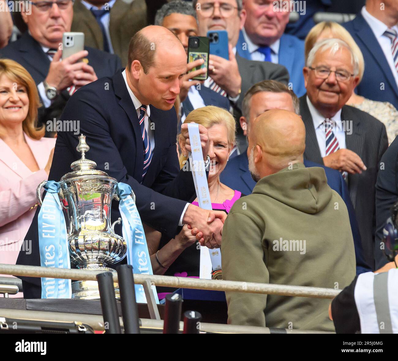 London, Großbritannien. 03. Juni 2023. 03. Juni 2023 – Manchester City/Manchester United – Emirates FA Cup Final – Wembley Stadium Manchester City Manager Pep Guardiola schüttelt sich nach dem FA Cup-Finale 2023 die Hand mit H. H. William Prince of Wales. Bildkredit: Mark Pain/Alamy Live News Stockfoto