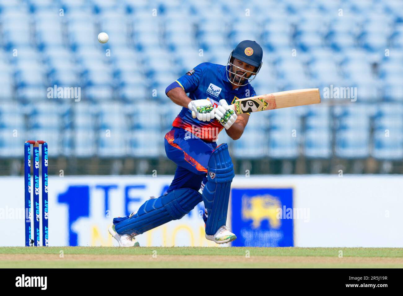 Hambantota, Sri Lanka. 04. Juni 2023 Sri Lankas Dimuth Karunaratne spielt während des ODI-Cricket-Spiels zwischen Sri Lanka und Afghanistan 2. im Mahinda Rajapaksa International Cricket Stadium in Hambantota am 04. Juni 2023 einen Schuss. Viraj Kothalwala/Alamy Live News Stockfoto