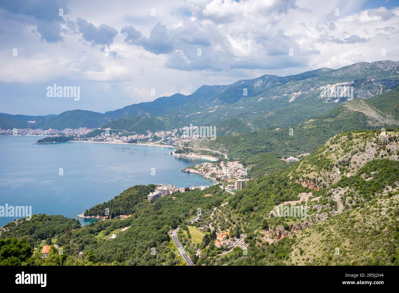 Ein atemberaubender Blick auf die Budva Riverira vom Rand eines Gipfels an der Küste Montenegros. Stockfoto
