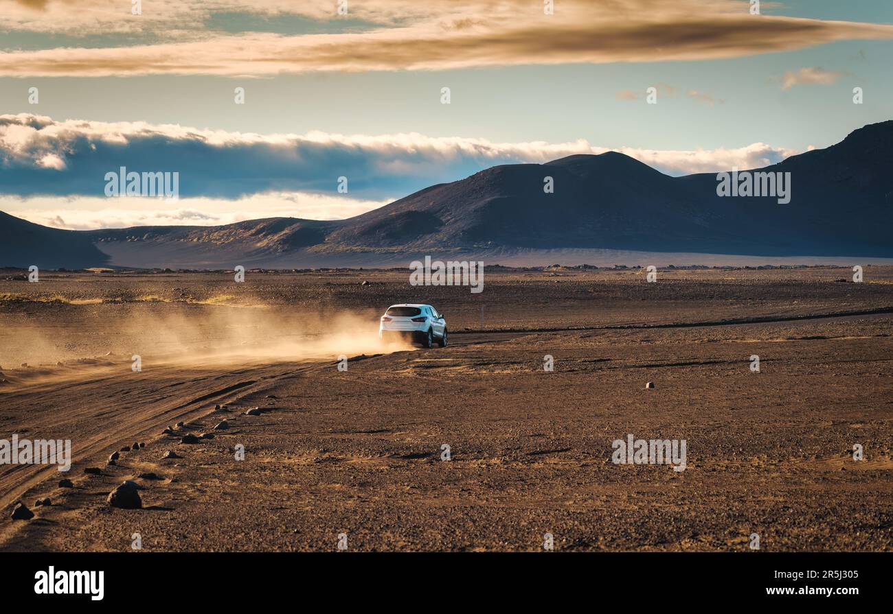 4WD Auto fährt mit Staub auf Lavafeldern in isländischen Hochebenen im Sommer in Landmannalaugar, Island Stockfoto