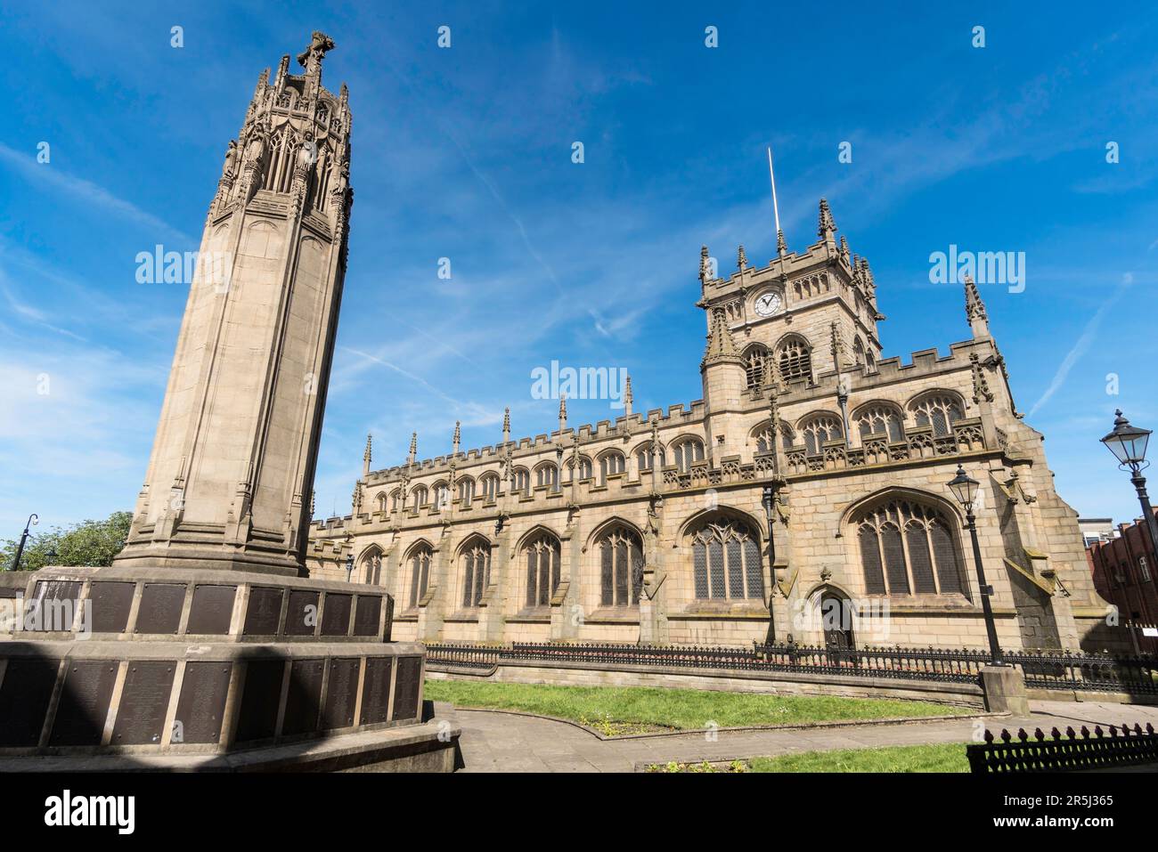 Die gelistete All Saints Church and war Memorial, Wigan, Greater Manchester, England, Großbritannien Stockfoto