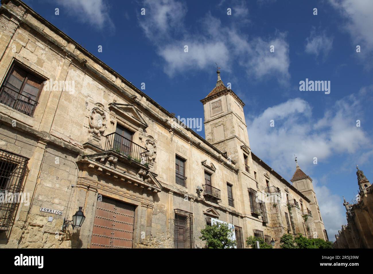Historische Gebäude in der Stadt Cordoba Spanien neben der Mezquita. Diese Stadt war für Hunderte die Hauptstadt des islamisch kontrollierten Gebiets von Spanien Stockfoto