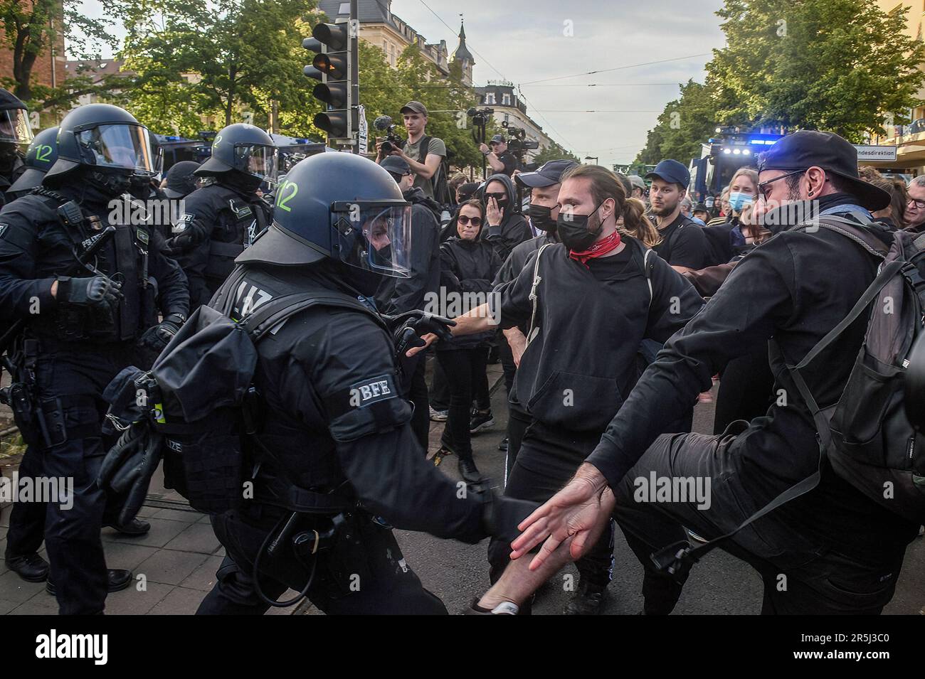 Leipzig, Deutschland. 03. Juni 2023. Polizeibeamte streiten sich während der linken Demonstration mit Demonstranten. Der sogenannte "nationale Aktionstag" oder "Tag X" ("Tag X") wurde von den extremen linken Aktivisten organisiert, nachdem ein Gericht in Dresden die Studentin Lina E. aus Leipzig und drei weitere militante Kämpfer aus der extremen Linken zu mehreren Jahren Haft verurteilt hatte. Sie wurden für schuldig befunden, an einer Reihe gewaltsamer Angriffe auf Neonazis und andere rechtsgerichtete Extremisten zwischen 2018 und 2020 teilgenommen zu haben. Kredit: SOPA Images Limited/Alamy Live News Stockfoto