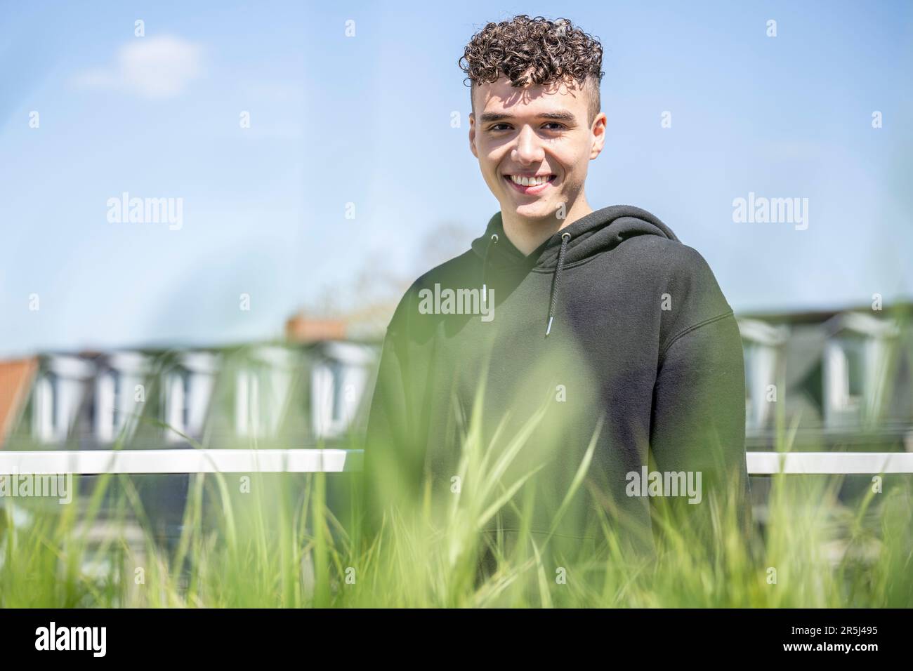 Berlin, Deutschland. 03. Mai 2023. Porträt des Musikers Levent Geiger. (Zu dpa 'Social Media Star Levent Geiger hört seine Lieder gern im Radio') Kredit: Hannes Albert/dpa/Alamy Live News Stockfoto