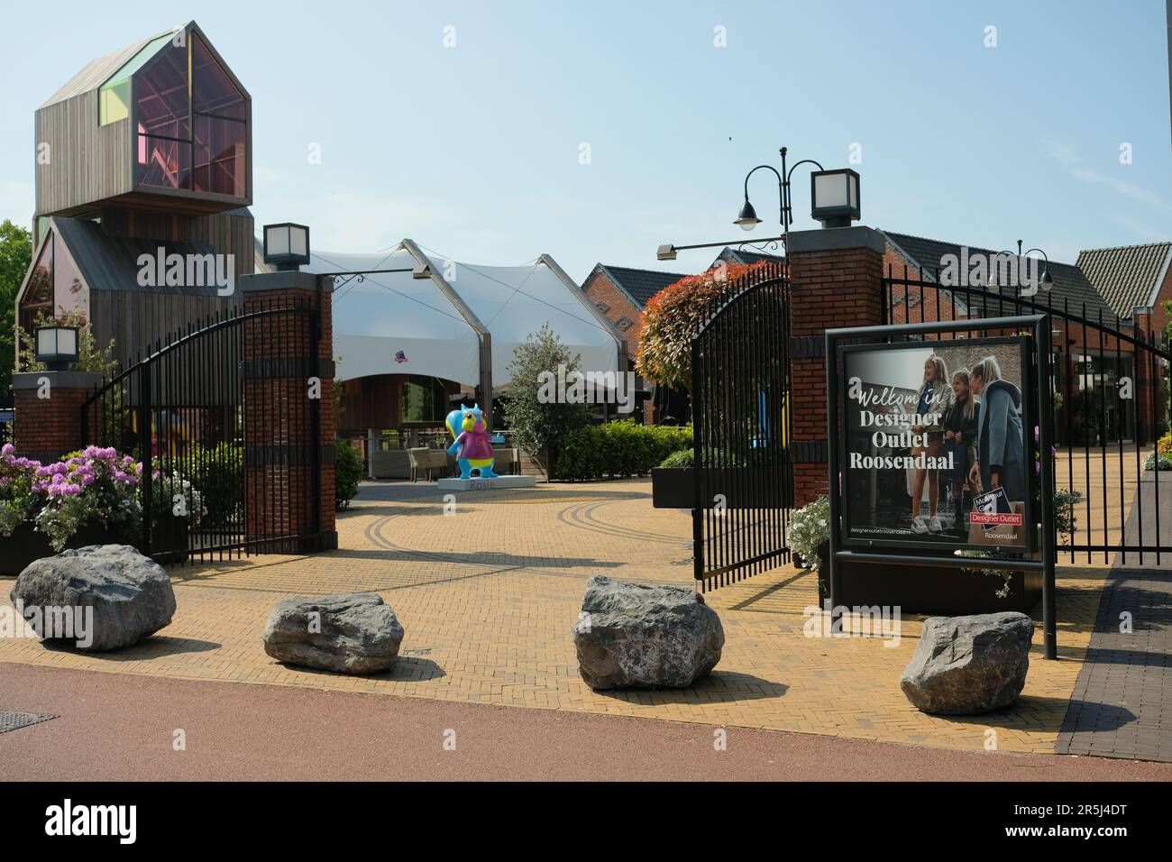 Roosendaal, Niederlande - Mai 28 2023: Eingang des beliebten Rosada Designer Outlet Shopping Center in Roosendaal, Niederlande. Stockfoto