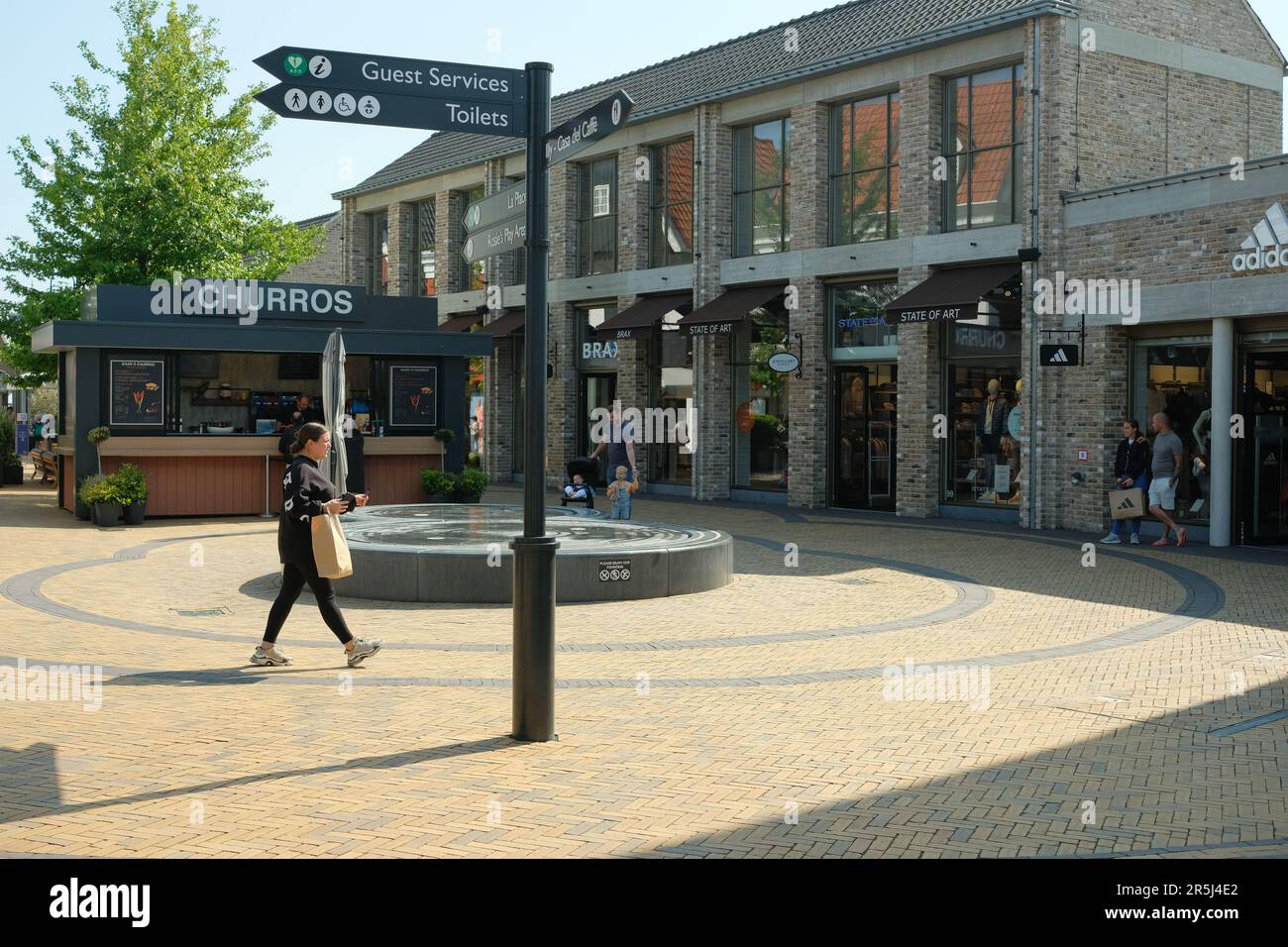 Roosendaal, Niederlande - Mai 28 2023: Das Rosada Designer Outlet in Roosendaal, Niederlande. Beliebtes Einkaufsziel. Stockfoto