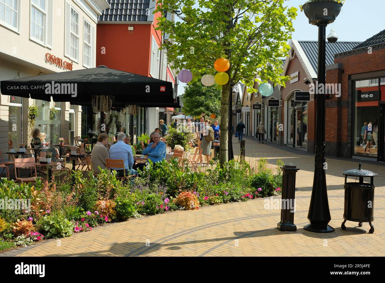 Roosendaal, Niederlande - Mai 28 2023: Roosendaal, Niederlande - Mai 28 2023: Menschen sitzen auf einer Terrasse und shoppen im Rosada Designer Stockfoto
