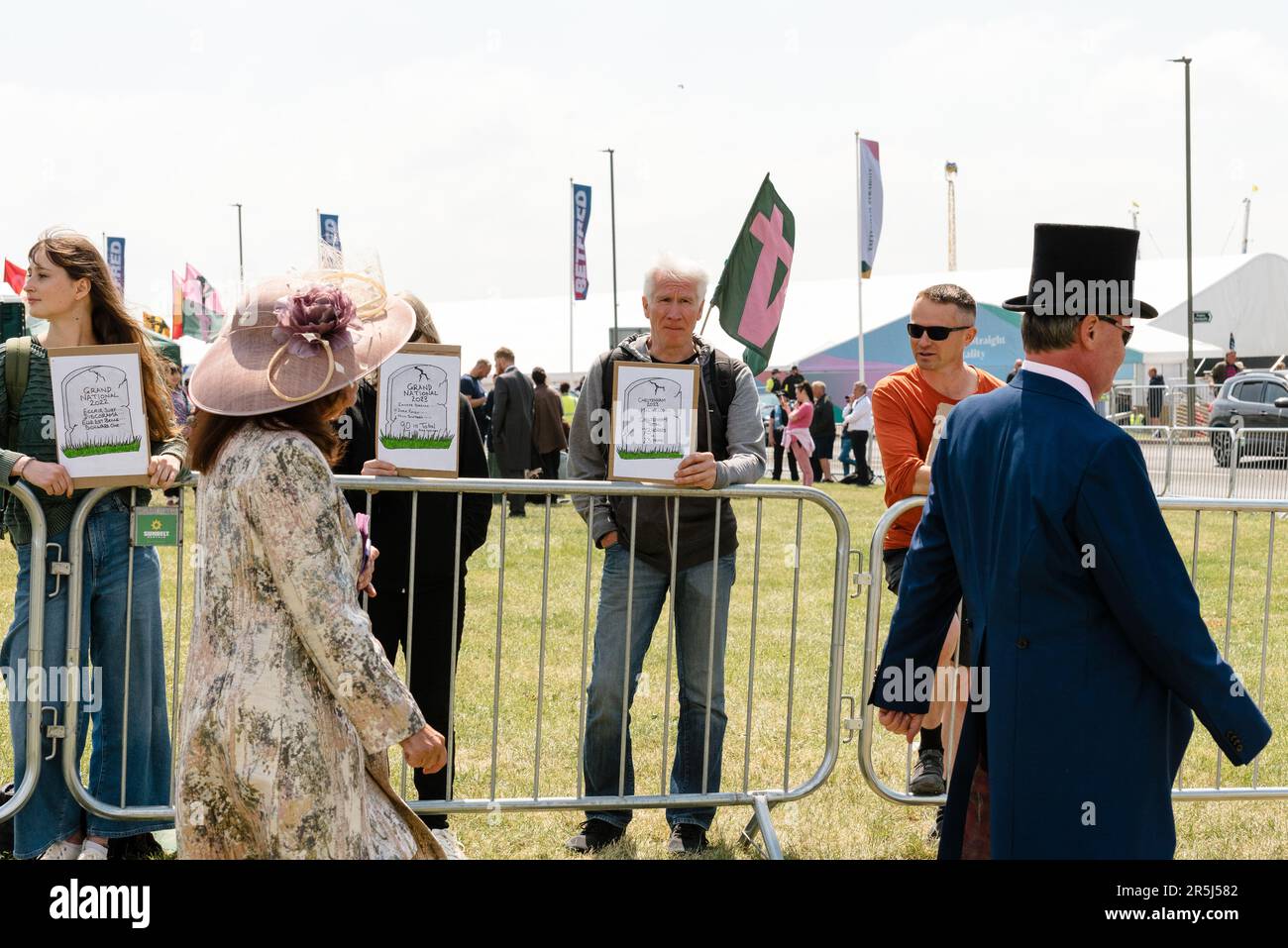 Epsom Downs Surrey, Großbritannien. 3. Juni 2023 Animal Rising Stage ein eintägiger Protest vor der Epsom Derby Racetrack. Die Tieraktivisten organisierten einen Tag mit Reden, Musik und lustigen Aktivitäten. Kredit: Andrea Domeniconi/Alamy News Stockfoto