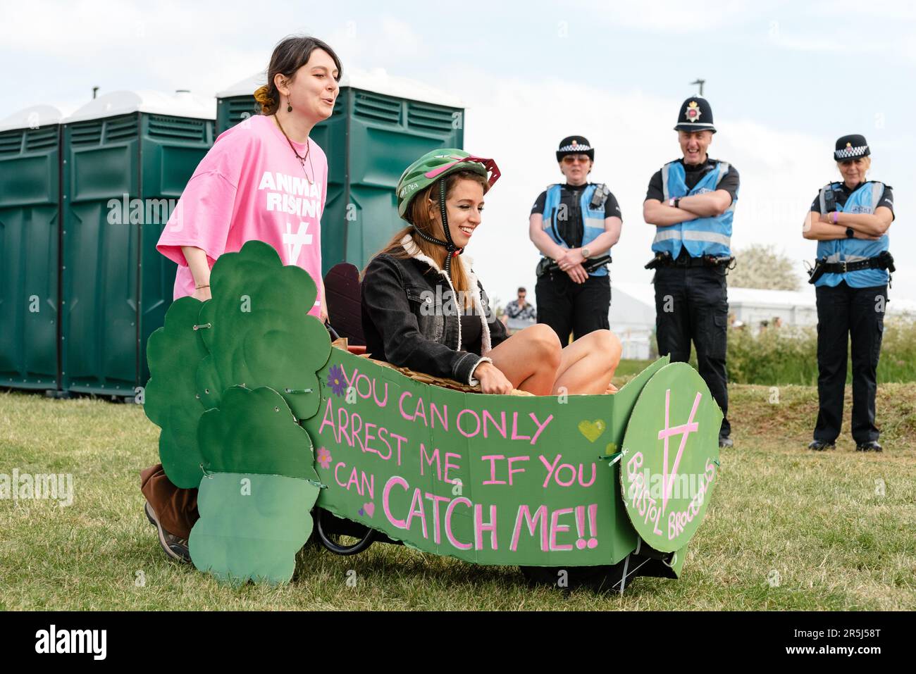 Epsom Downs Surrey, Großbritannien. 3. Juni 2023 Animal Rising Stage ein eintägiger Protest vor der Epsom Derby Racetrack. Die Tieraktivisten organisierten einen Tag mit Reden, Musik und lustigen Aktivitäten. Kredit: Andrea Domeniconi/Alamy News Stockfoto