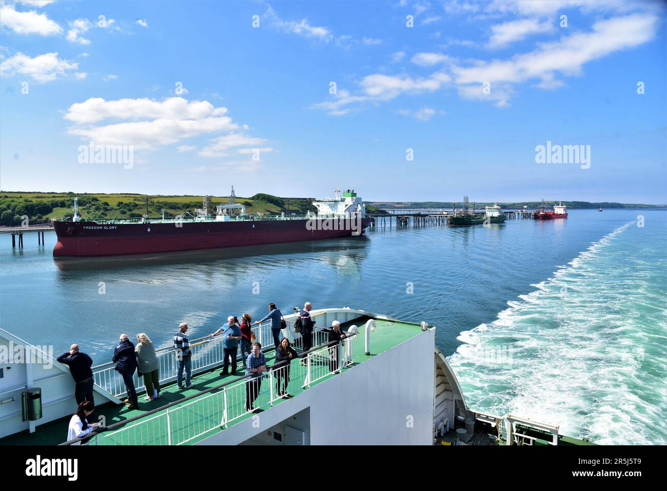 Irish Ferries neue Kreuzfahrtfähre auf der Irischen See MS OSCAR WILDE im Hafen von Rosslare und nach der Überquerung der Irischen See am Pembroke Dock Stockfoto