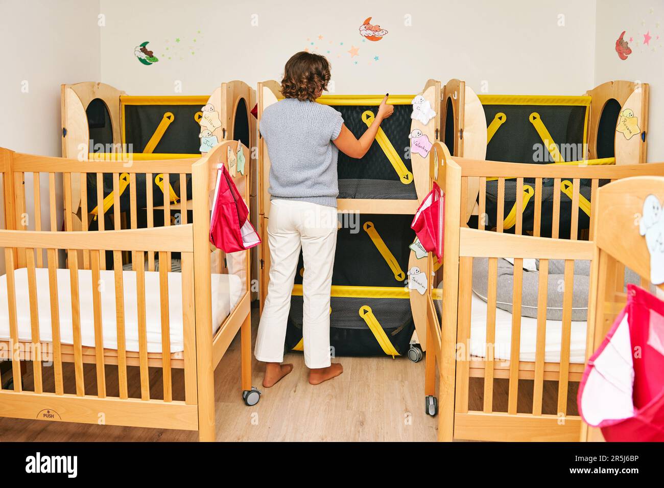 Viele Kinderbetten im Kinderzimmer oder in der Tagesbetreuung Stockfoto