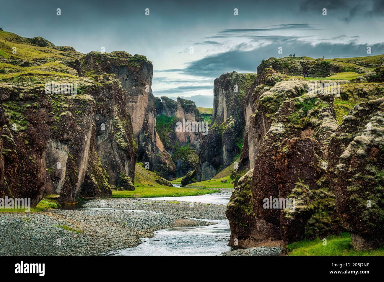 Majestätische Landschaft aus zerklüftetem Moss Fjadrargljufur Canyon mit dem Fluss Fjadra, der im Sommer im Südosten Islands fließt Stockfoto