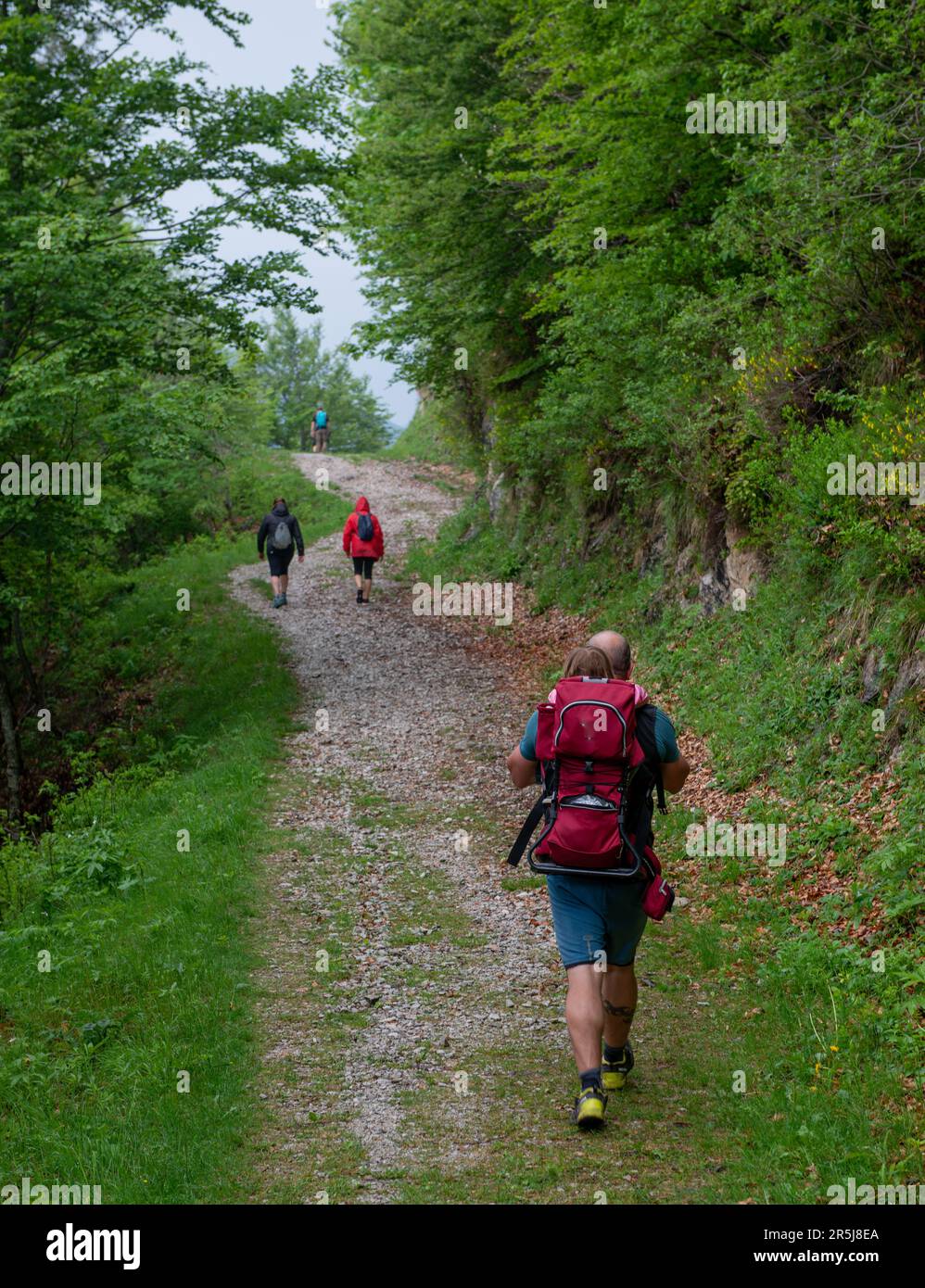 Bergamo Italien Juni 2 2023: Familienspaziergang in den Bergen mit Kind im Rucksack Stockfoto