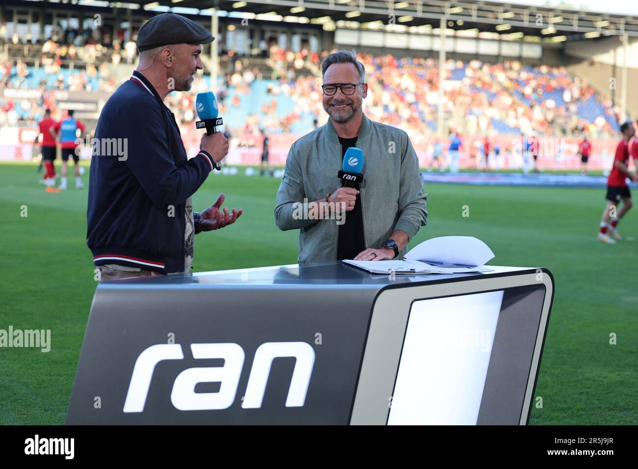 Wiesbaden, Deutschland. 02. Juni 2023. Fußball: 2. Bundesliga - Abstieg, erste Etappe, SV Wehen Wiesbaden - Arminia Bielefeld in der BRITA Arena. TV-Experte Markus Babbel (l) und Matthias Opdenhövel (SAT.1 ran) sprechen. Kredit: Jörg Halisch/dpa - WICHTIGER HINWEIS: Gemäß den Anforderungen der DFL Deutsche Fußball Liga und des DFB Deutscher Fußball-Bund ist es verboten, im Stadion aufgenommene Fotos und/oder das Spiel in Form von Sequenzbildern und/oder videoähnlichen Fotoserien zu verwenden oder verwenden zu lassen./dpa/Alamy Live News Stockfoto