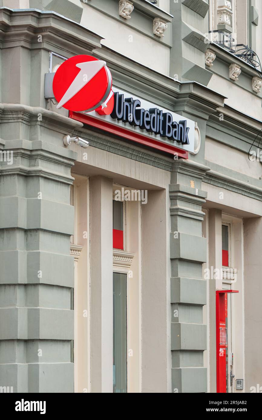 Zrenjanin, Serbien - 29. April 2023: UniCredit Bank-Schild am Gebäude. Diese Bank ist Teil einer internationalen Bankengruppe mit Hauptsitz in Mailand, Italien Stockfoto