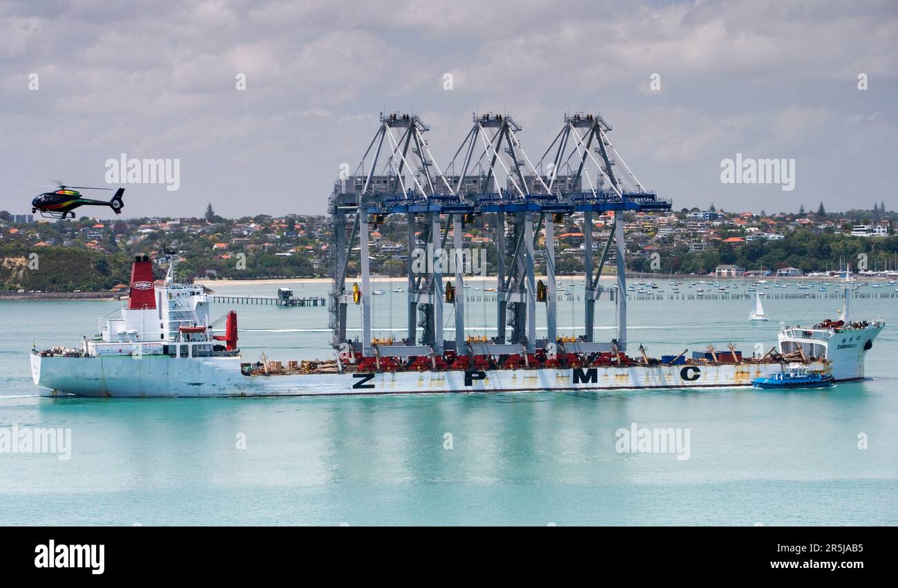 Drei neue Containerkräne kosten 27 Millionen Dollar, mit einer Höhe von 103 Metern und einem Gewicht von jeweils 1250 Tonnen kommen in den Häfen von Auckland an Stockfoto