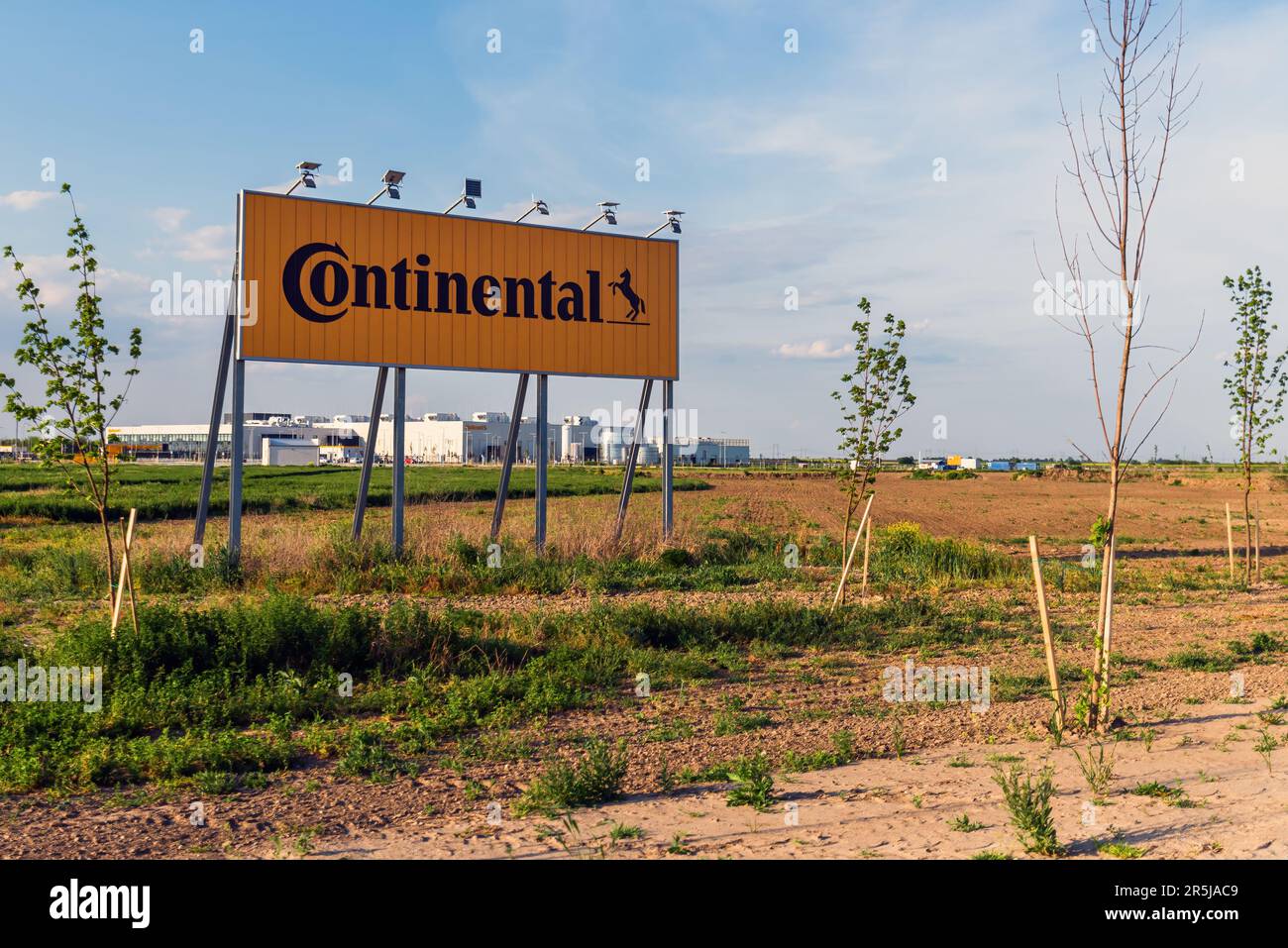 Novi Sad, Serbien - 6. Mai 2023: Continental Automotive Serbia Informationstafel mit Logo der Unternehmensmarke vor dem neuen Fabrikgebäude Stockfoto