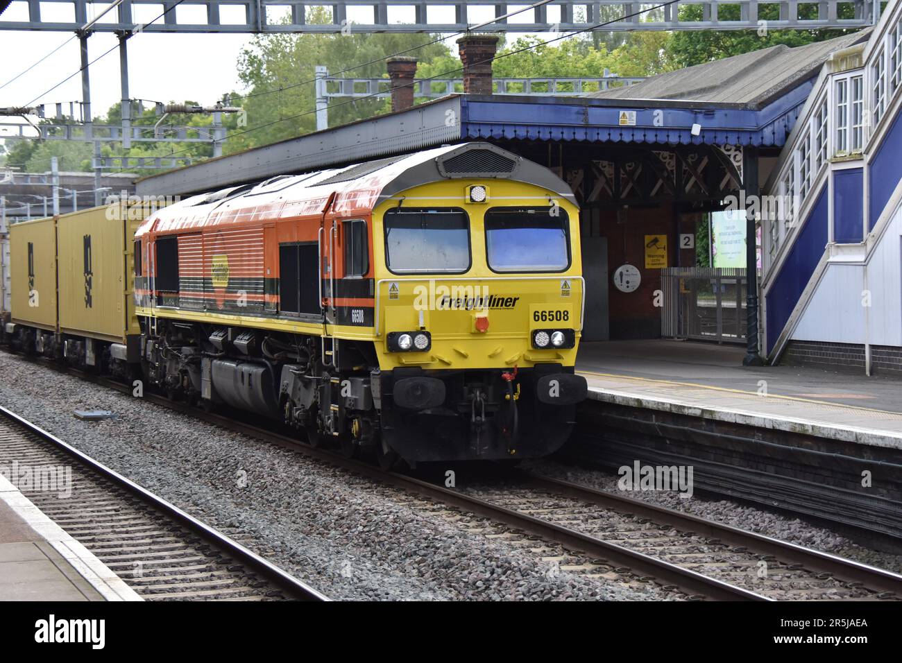 Klasse 66 Diesellokomotive Nr. 66508, die am 3. Juni 2023 durch Twyford fährt Stockfoto