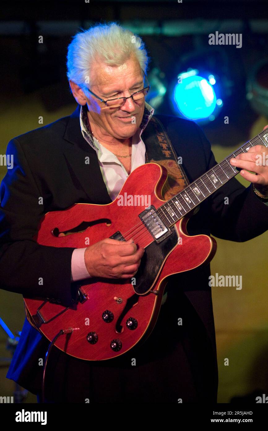 Gitarrist Gray Bartlett, MBE, feiert 50 Jahre in der Unterhaltungsbranche und startet seine neuseeländische 50.-jährige Jubiläumsreise in SkyCity, Auckland Stockfoto