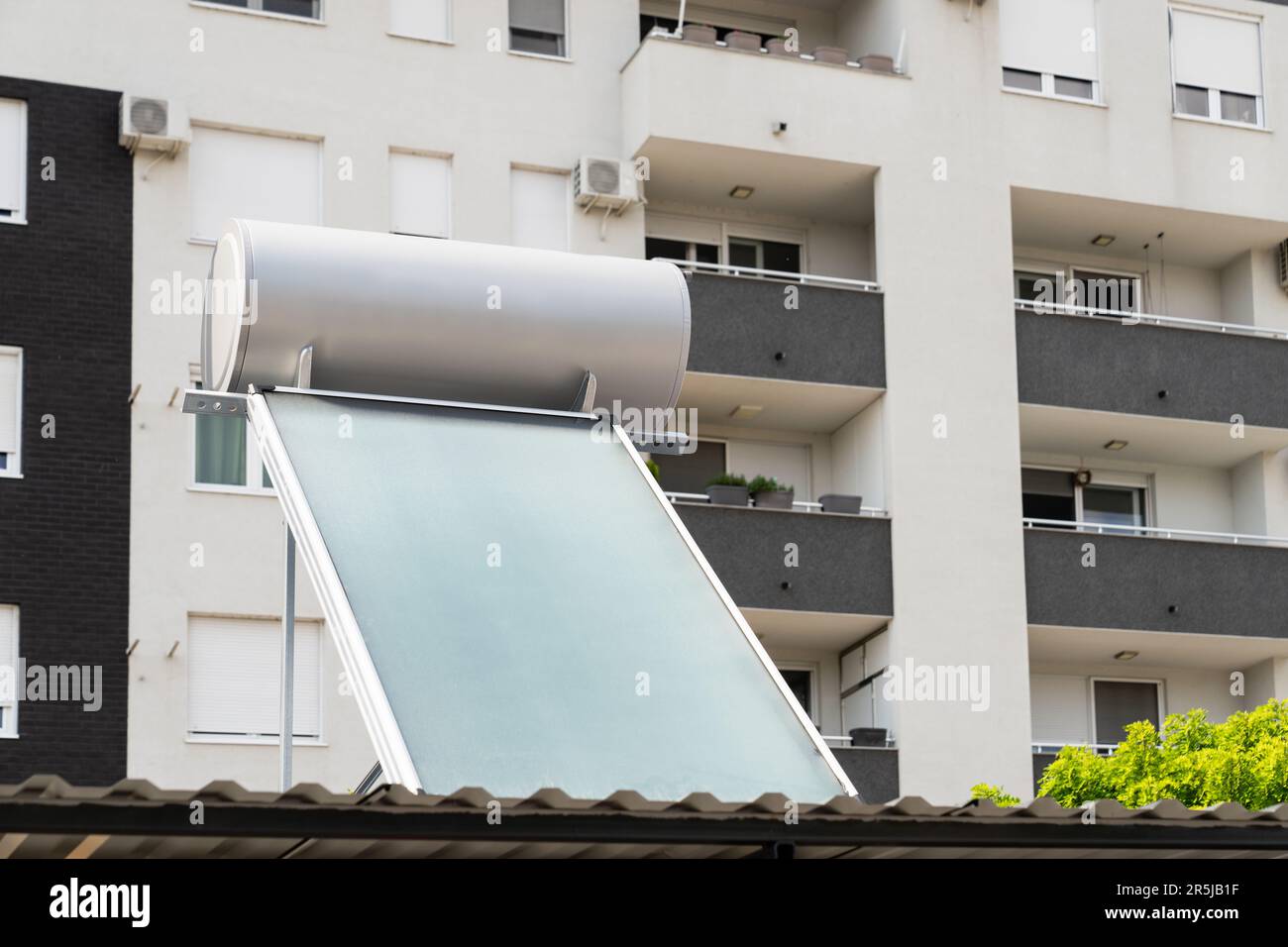 Solarkollektor zum Erhitzen von Wasser mit Solarenergie. Hochwertiges Foto Stockfoto