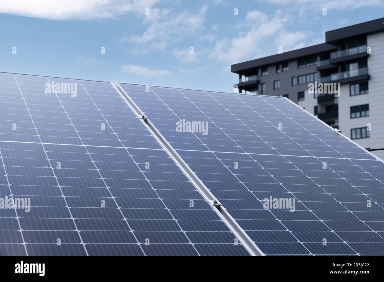 Sonnenkollektoren auf einem Dach. Hochwertiges Foto Stockfoto