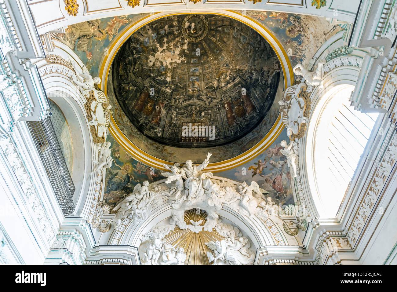 Wandgemälde in der Kuppeldecke. Zisterzienserkloster des Heiligen Geistes (Santo Spirito) in Agrigento, Italien. Stockfoto