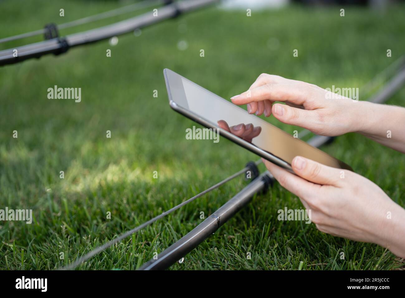 Der Landwirt steuert das Tropfbewässerungssystem mit einem digitalen Tablet Stockfoto