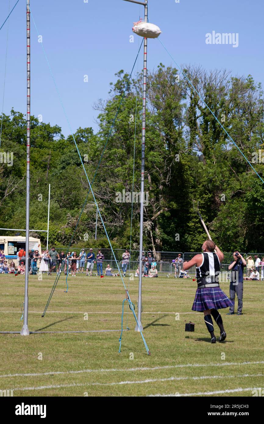 Sheaf Wurss bei Helensburgh und Lomond Highland Games, Scotlan, ein 16lb cm (7kg") großer Sack mit Stroh, der über eine horizontale Stange geworfen werden kann. Stockfoto
