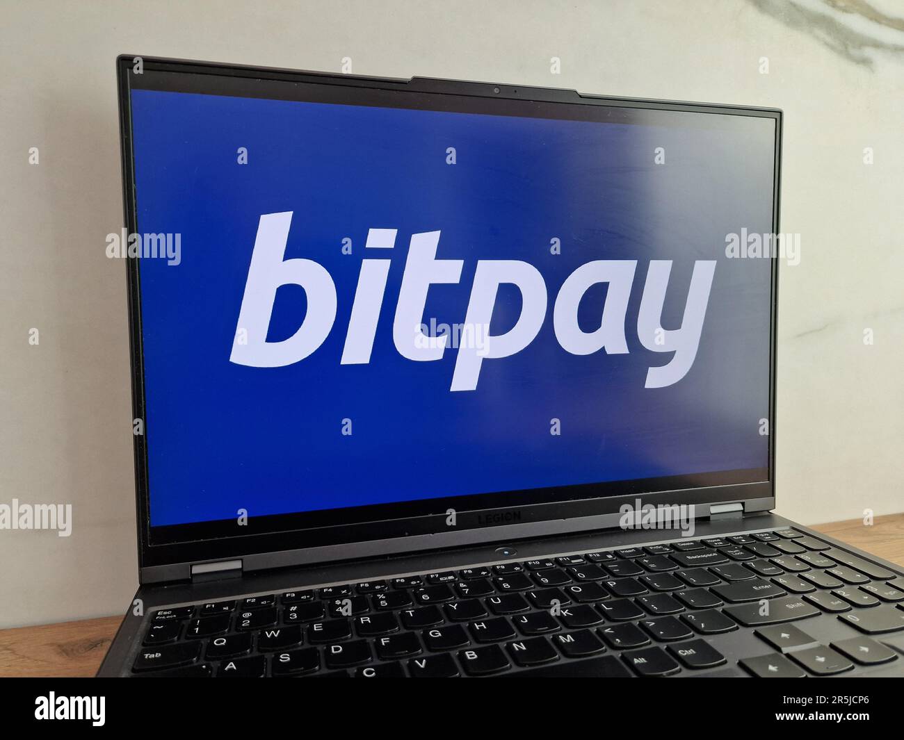 Konskie, Polen - 28. Mai 2023: Bitpay Bitcoin Payment Service Provider Logo wird auf dem Laptop-PC-Bildschirm angezeigt Stockfoto